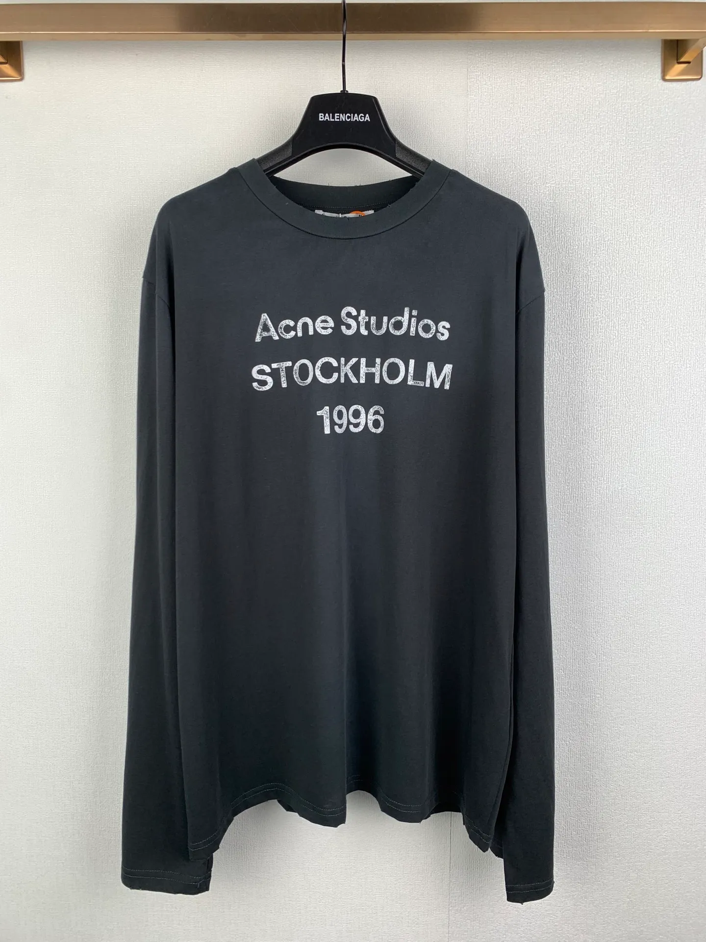 ACNE Studios spray-painted distressed printed logo long-sleeved T-shirt. Customized cloud velvet cool ski-feel cotton. Smooth drape. Delicate Breathable. A touch of glacier blue blooms quietly. Relaxed and alienated. Luxurious. The Acne Studios logo pattern is embellished on the chest. The uneven depth of the letter strokes is like the mark engraved by the years. It is sublimated by the imperfection of spray-painting and distressing to form a visual collision between softness and strength. Needless to say, the design speaks for itself. Let the clothes become an extension of the wearer's personality. Process 1: Use glue printing. The chest printing is modified three times by the film screen. Use glue liquid paint to print the pattern on the fabric. Bake the fabric to fix the printed pattern. Process 2: Gradient distressing spray process. By spraying dyes of different colors on the surface of the fabric, the clothes can show rich color changes under different lights and increase the visual layering. Process 3: Many parts of the body are worn by pure manual regular positioning. Manual brush marks. Add texture and depth to the surface of clothing to imitate the texture of natural wear. Process 4: The fabrics have been fermented and washed. They have a better hand feel. They are not easy to deform, shrink or fade. They maintain long-term beauty. Accessories: Customized 1:1 Acne trademark. Version: Loose version. Size: S M L XL